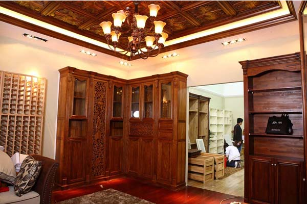 搭配木质吊顶的室内空间