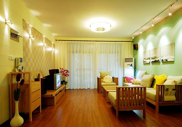 暖黄色灯光下的温馨客厅