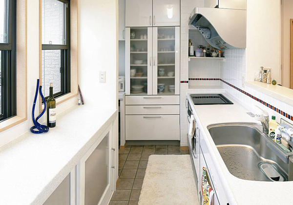 整洁而干净的白色厨房