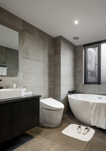 检查洗脸盆下的水管是否堵塞