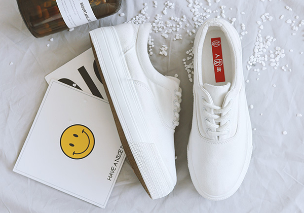 白鞋晾晒时可以包裹层纸巾