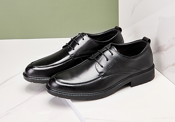 皮鞋需要用鞋油呵护保养