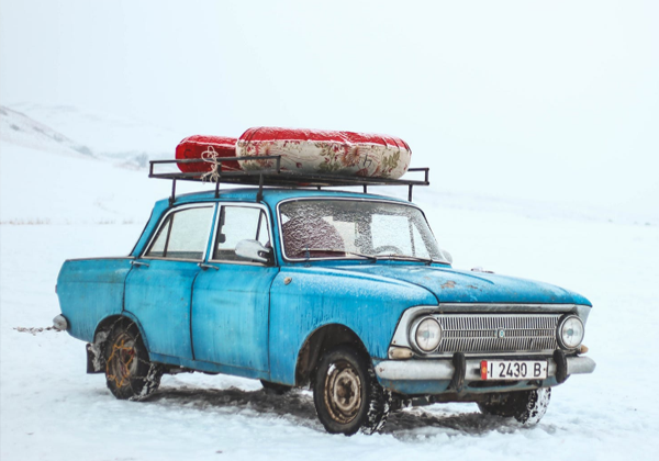 行驶在雪地里的汽车
