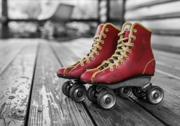 轮滑时候不能手拉手