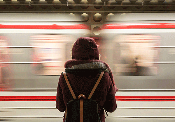 飞速略过的地铁车辆
