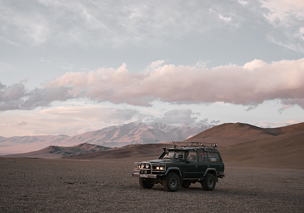 越野车顶部的置物架