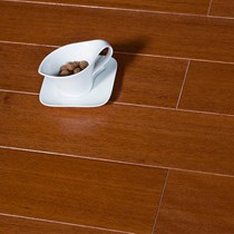 四合品牌三层实木复合地板,优质杉木芯材超强耐腐蚀,柚木色表层纹理清晰自然