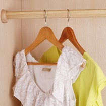 永固天然香樟木衣柜挂衣杆,3027-M儿童原木挂衣架,免安装固定衣杆