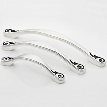 五优家家拉手环保锌合金选材,明装式把手亮面电镀工艺,柜门专用型号8115银黑