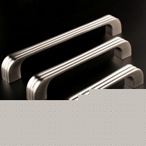 福美乐拉手精致电镀工艺,柜门把手锌合金材质,明装式拉手加厚底座设计