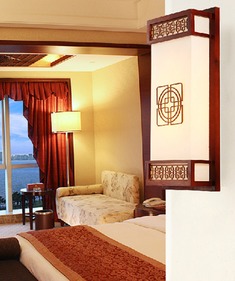 镂空雕花木质壁灯