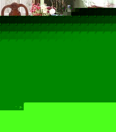 樱桃色杨木雕花餐桌