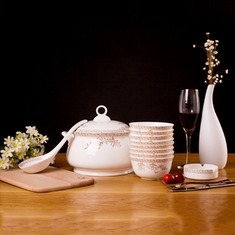 黄金镶边碗具套装