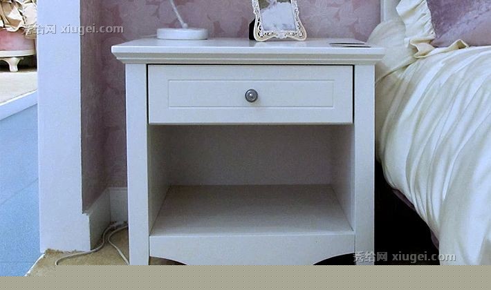 新干线家居品牌板式床头柜欧式风格，奶白色床边柜时尚雅致，型号2836-2060M