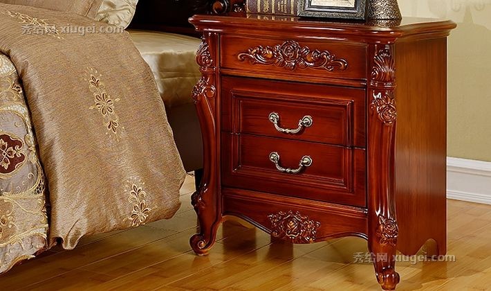 玛蒂诗仿古做旧橡胶木床头柜，美式乡村樱桃色边柜烤漆雕花工艺，型号: T01-061