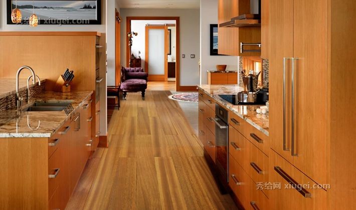 科菲卡尔非洲柚木纯实木地板，高强度活性生态漆面耐磨环保，应用地板养生理念可净化空气