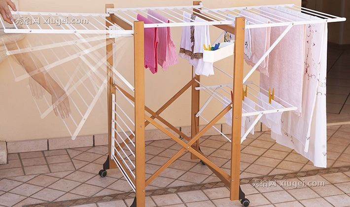 利快黄色框架结构挂衣杆，榉木折叠伸缩落地晾衣架，型号：3856-Gabbiano600