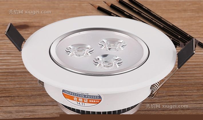 一极喜光牌经济型客厅射灯，XG-4S-414SD型铝制天花灯，配备灵活30度旋转功能