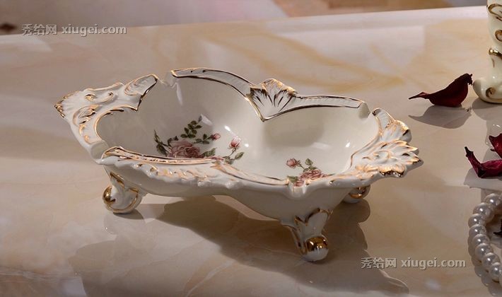 欧琪蔓欧式宫廷款牙白色烟灰缸，手工雕刻鎏金，MY-1596陶瓷摆件