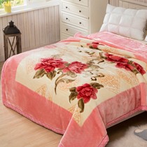 梦缇莎立体压花婚庆毛毯，优质拉舍尔面料保暖透气，数码环保印染颜色亮丽不褪色