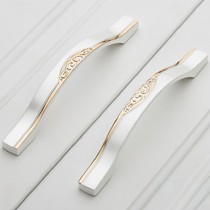 五优家家拉手白银镶金设计，欧式把手锌合金选材，立体花型柜门拉手明装设计