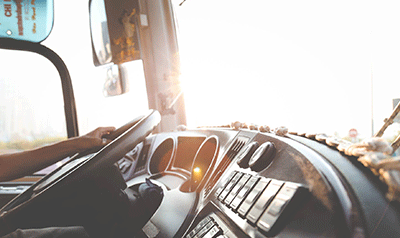 几岁可以办公交车老年卡，老年卡的优惠力度如何？老人坐公交需要注意什么